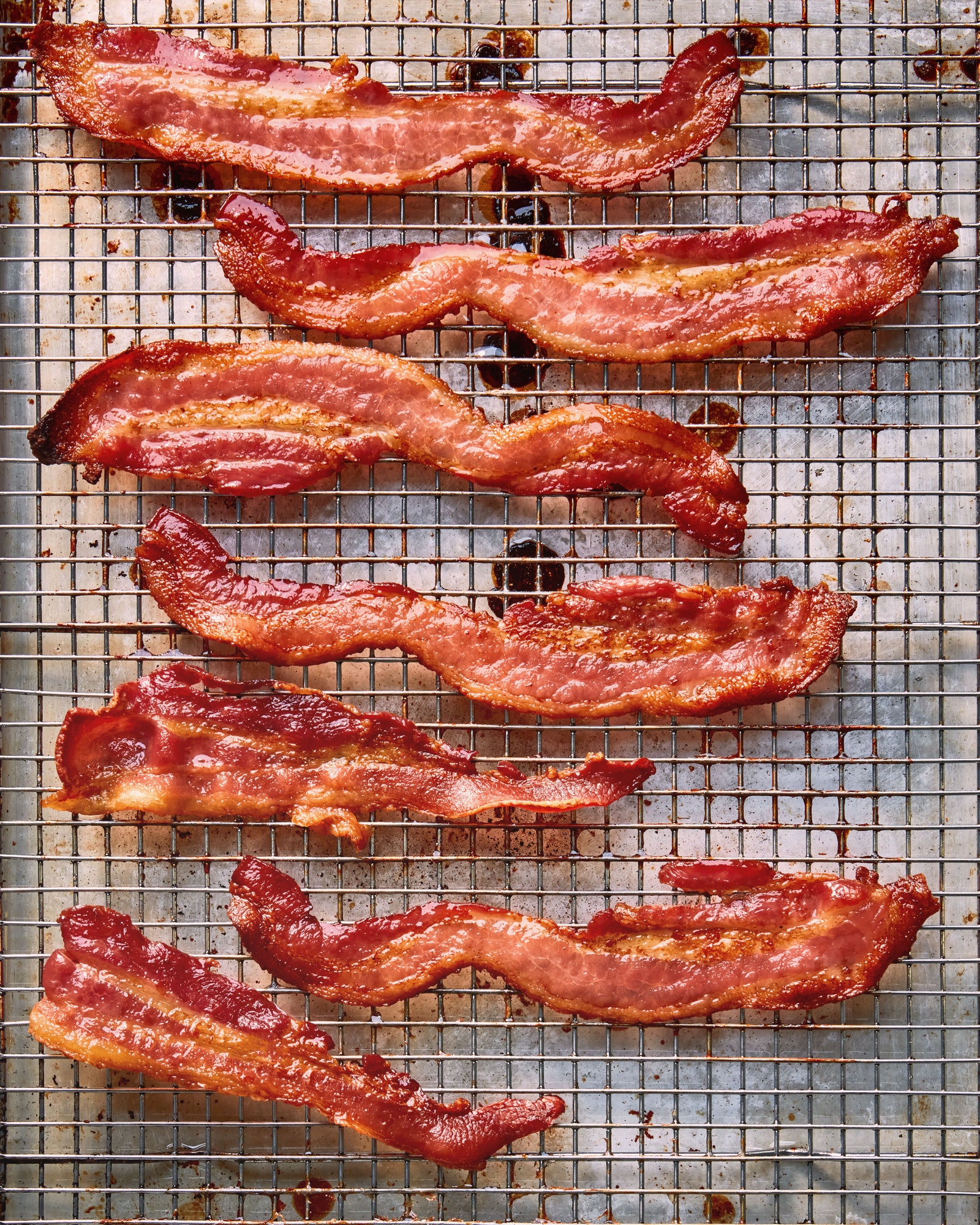 Strips of crispy bacon on a cooling rack.